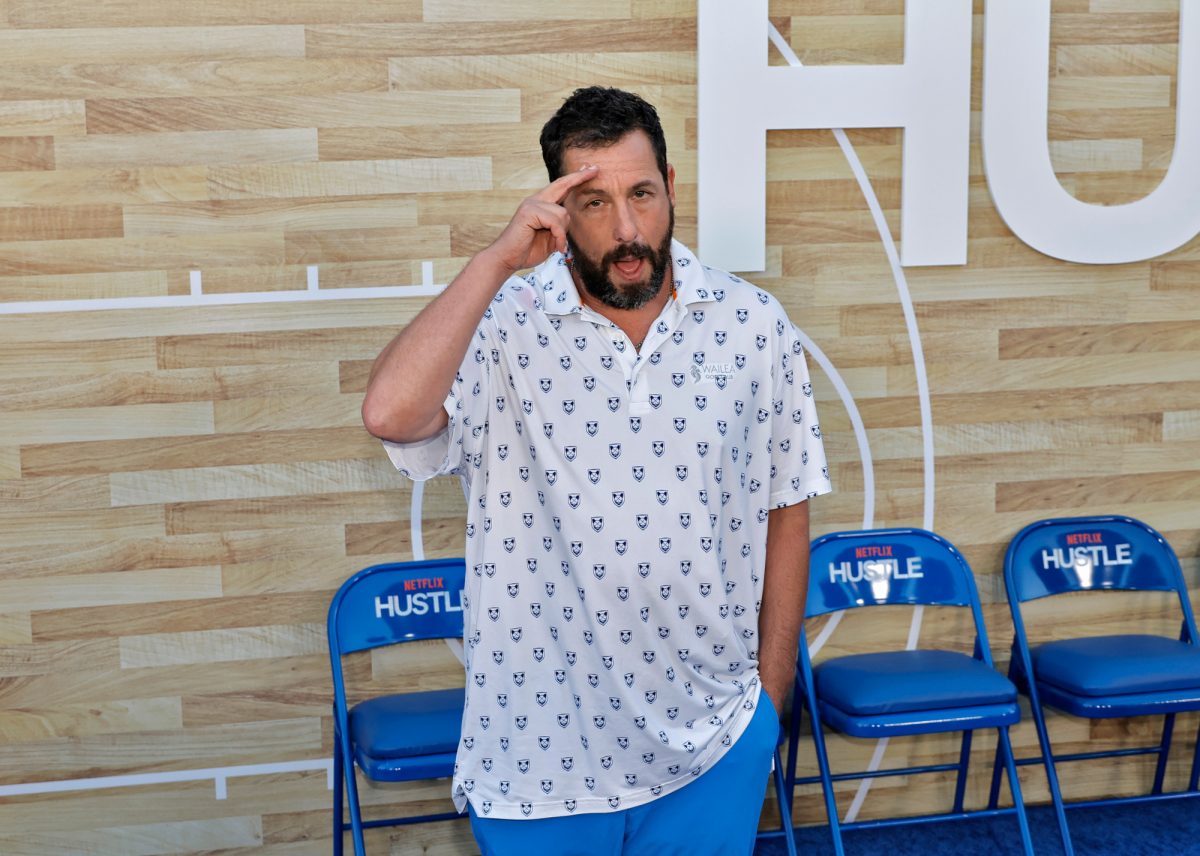 L'acteur de 'Anger Management' Adam Sandler saluant et tirant la langue avec sa main dans sa poche