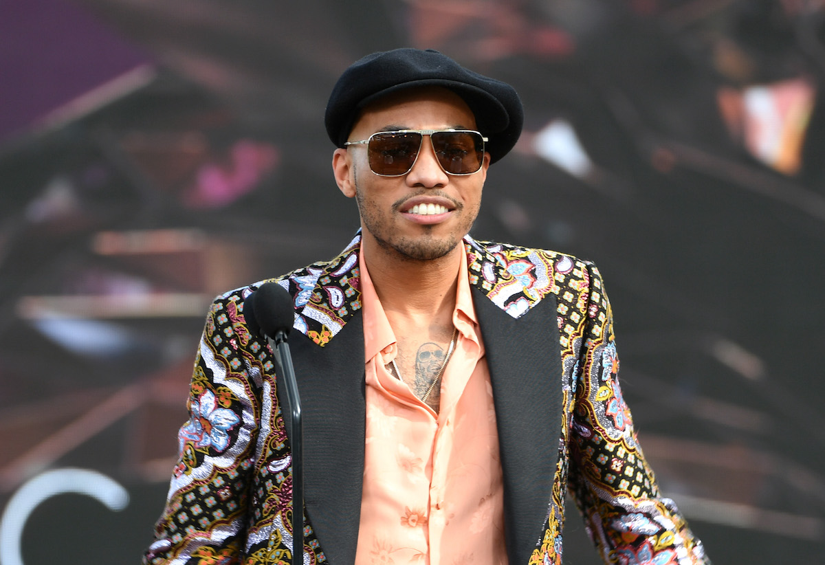 Anderson .Paak, qui a joué avec BTS, portant une chemise orange