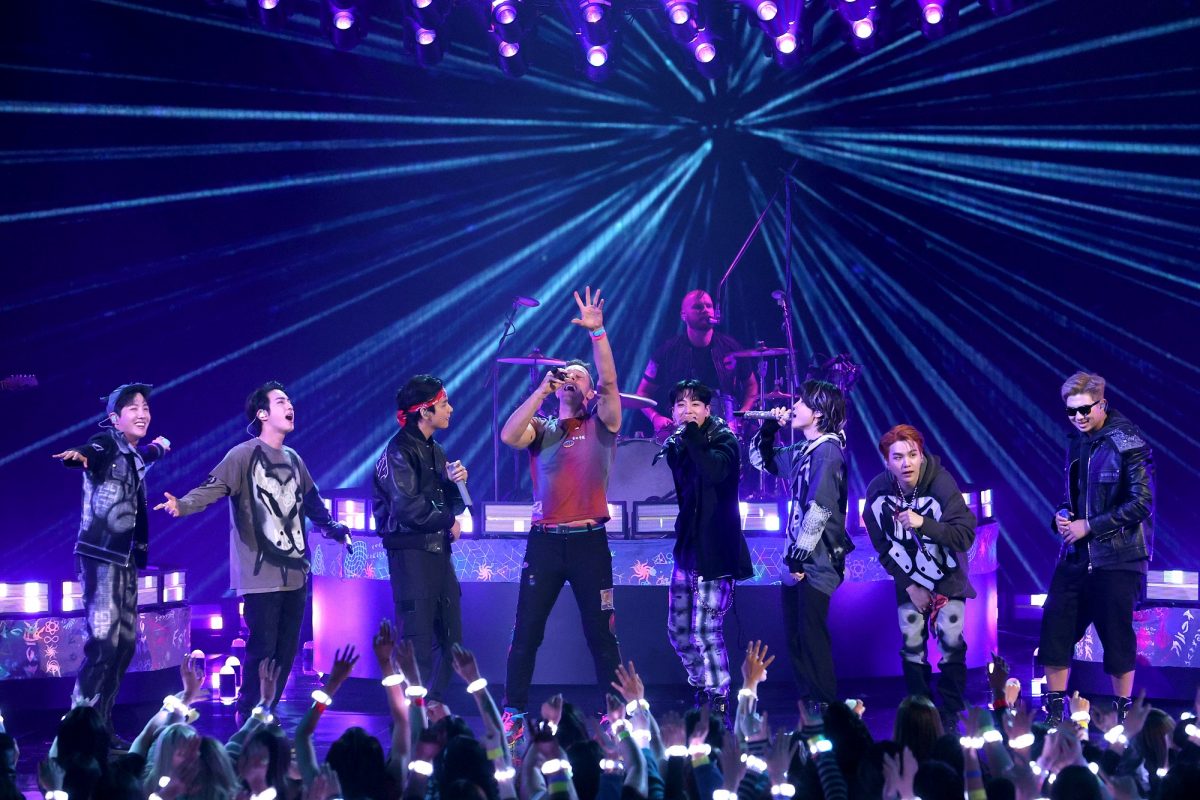 J-Hope, Jin, V, Jungkook, Jimin, Suga et RM de BTS jouent avec Coldplay aux American Music Awards 2022