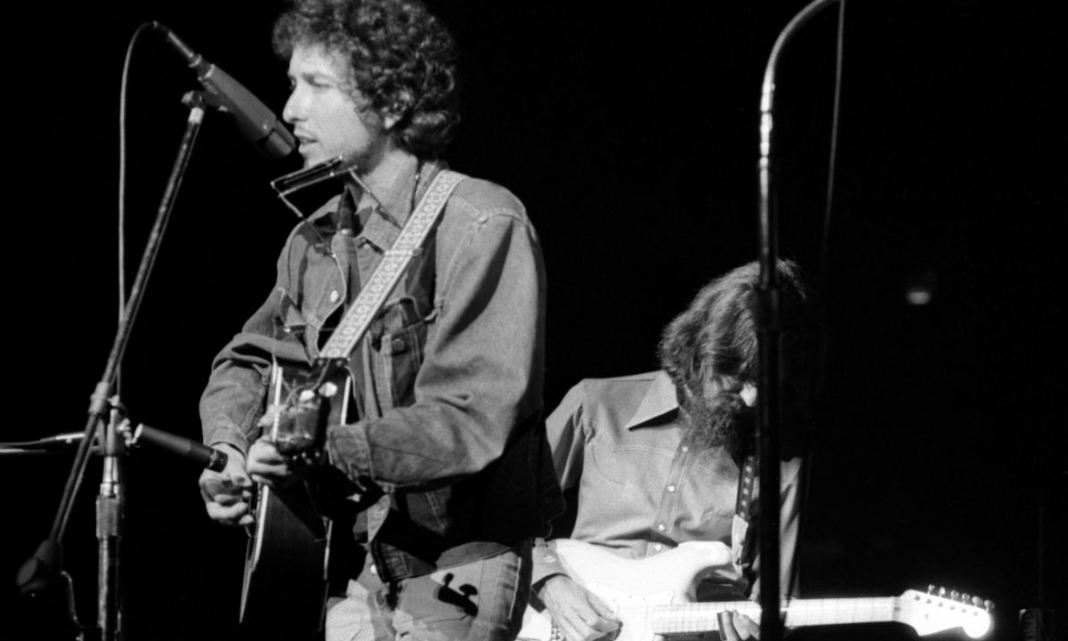 Bob Dylan et George Harrison lors du concert pour le Bangladesh. 