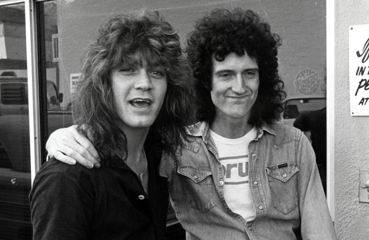 Brian May de Queen pose avec Eddie Van Halen