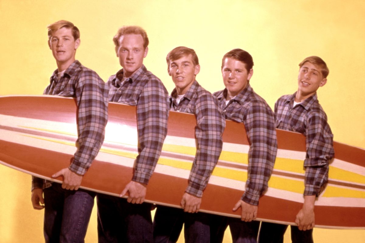 Les Beach Boys avec une planche de surf