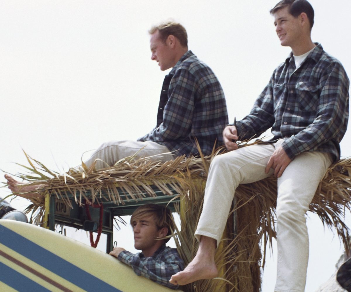 Les Beach Boys avec une planche de surf