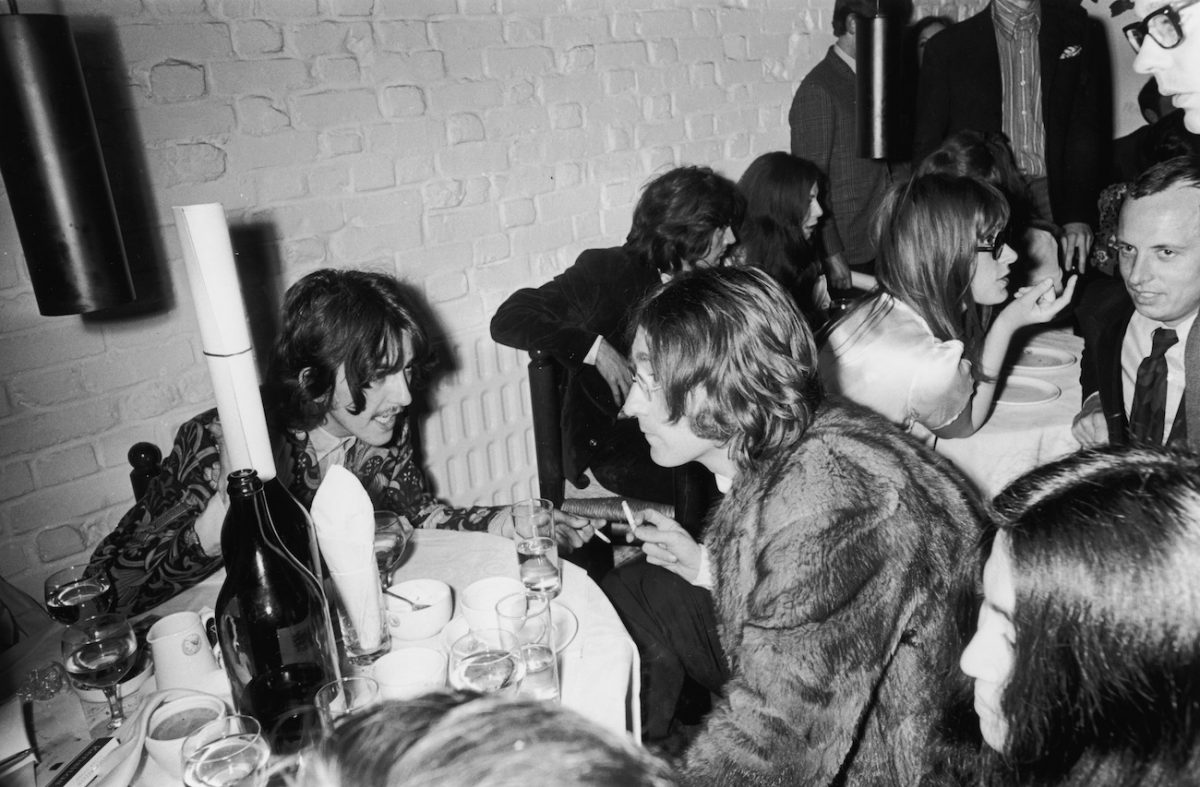 George Harrison et John Lennon lors de l'ouverture de la deuxième boutique des Beatles en 1968.