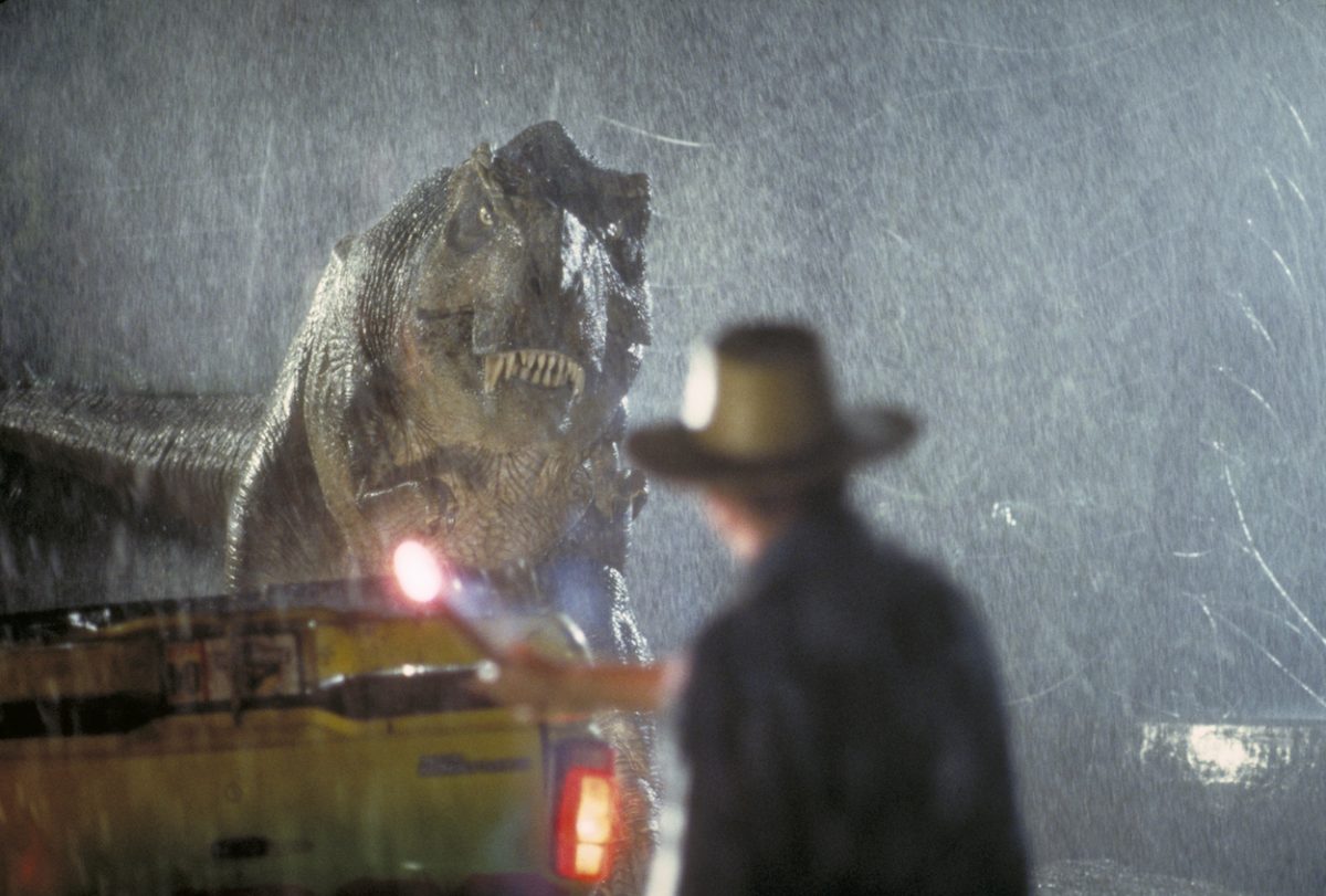 Sam Neill dans le rôle du Dr Alan Grant regarde un Tyrannosaurus Rex dans 