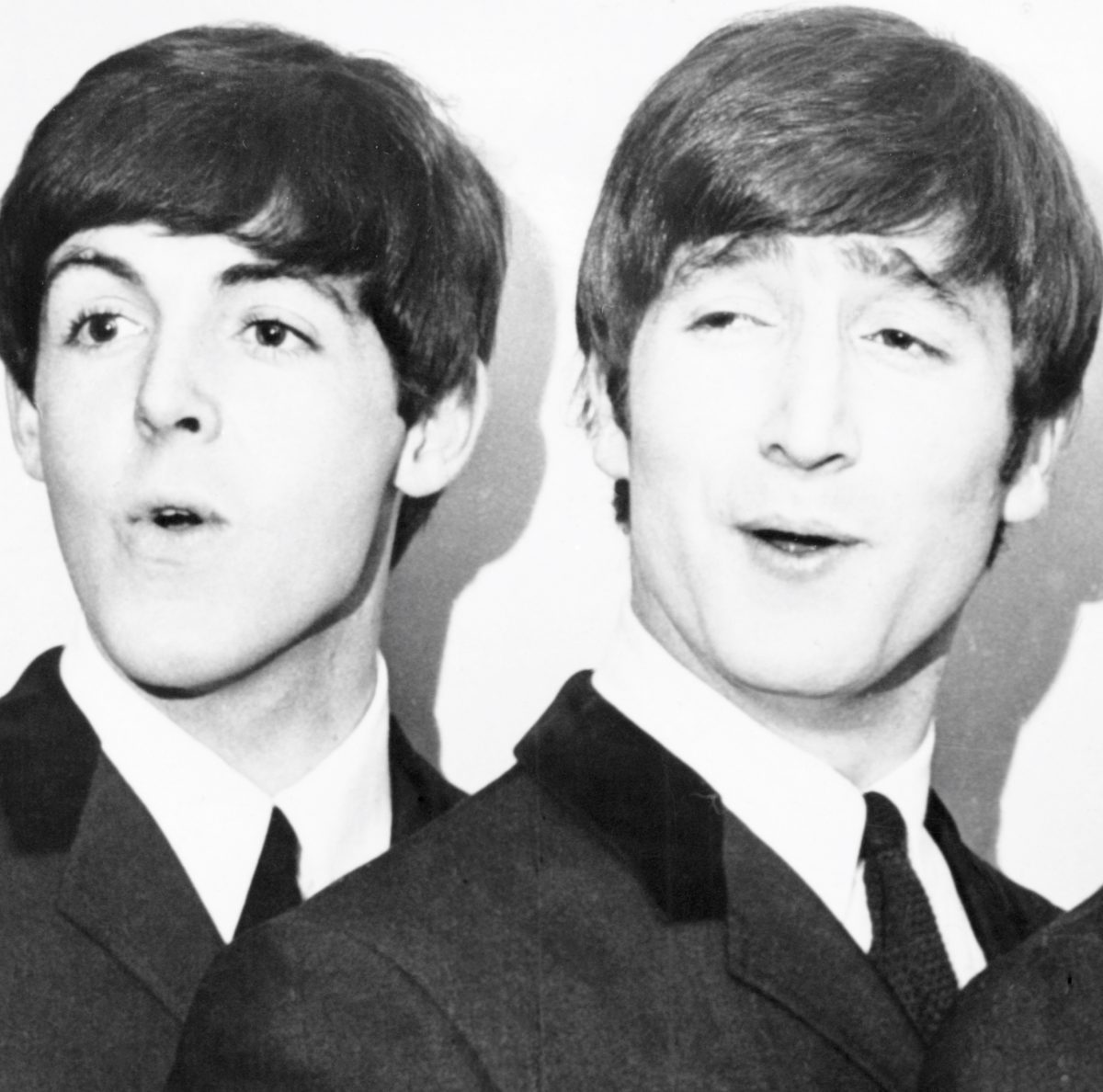Paul McCartney et John Lennon des Beatles en costume