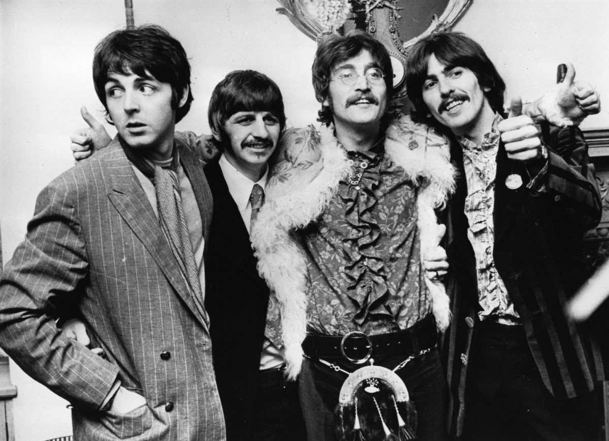 Paul McCartney, Ringo Starr, John Lennon et George Harrison des Beatles debout