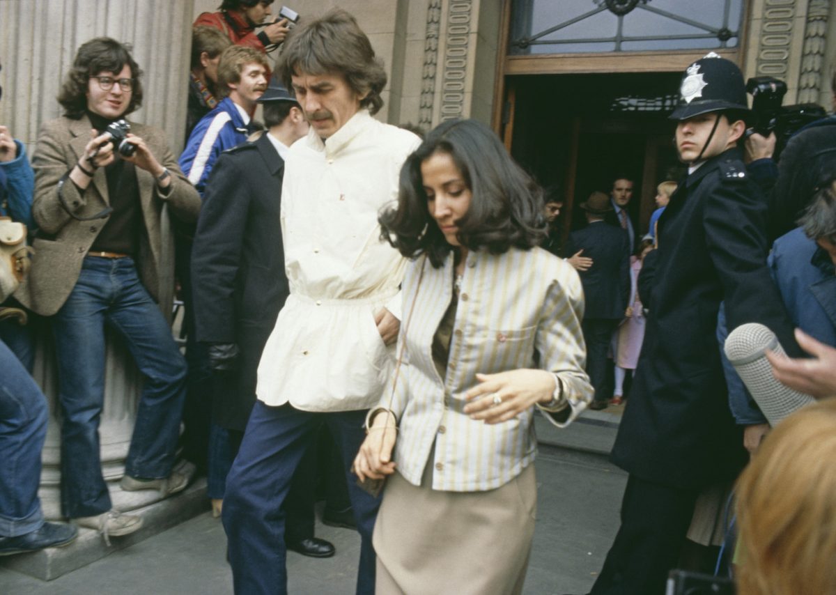 George Harrison et sa femme, Olivia, quittant le bureau d'enregistrement de Marylebone après le service de mariage de Ringo Starr et Barbara Bach en 1981.