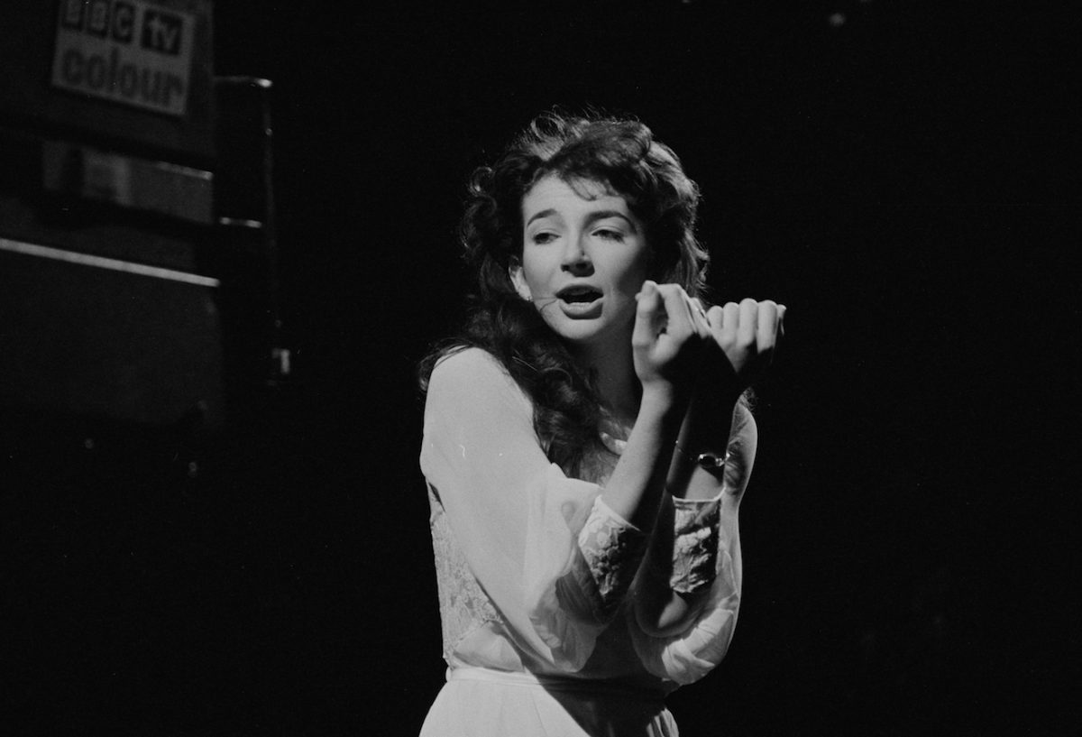 Kate Bush portait du blanc lors d'un concert en 1978.