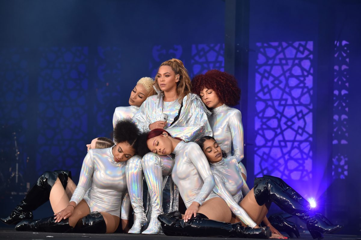 Beyoncé sur scène avec ses danseurs de fond ;  Ashley Everett est le capitaine de danse de Beyonce