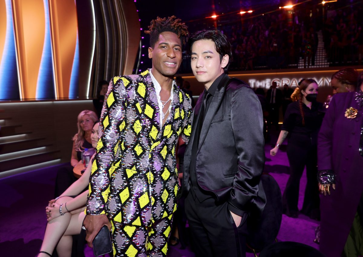 Jon Batiste et V de BTS assistent à la 64e cérémonie des GRAMMY Awards