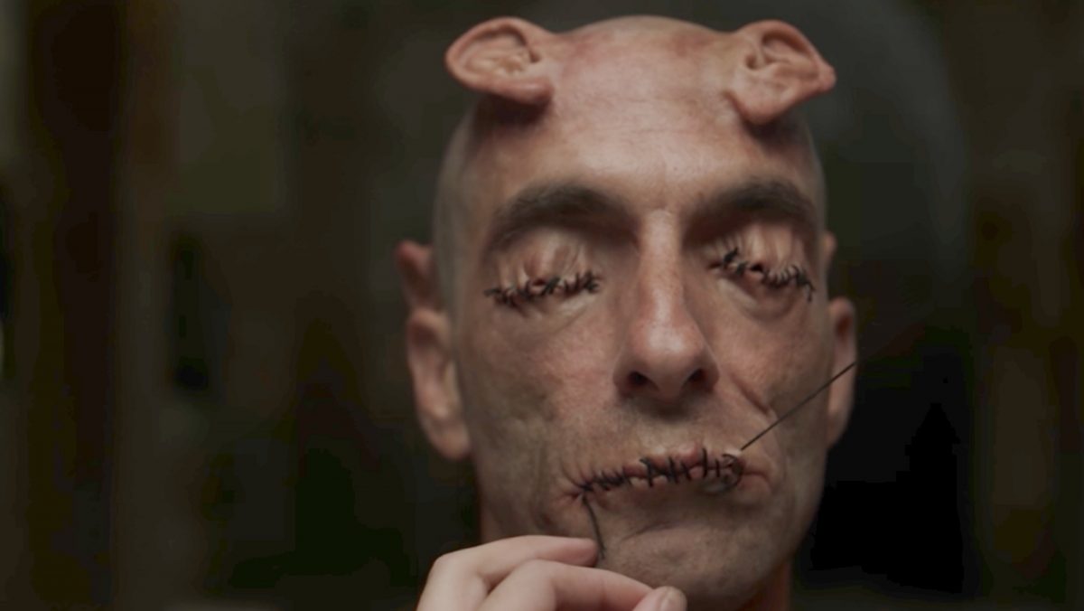 'Crimes du futur' Tassos Karahalios en tant qu'homme à l'oreille avec la bouche et les yeux cousus et les oreilles sortant de sa tête