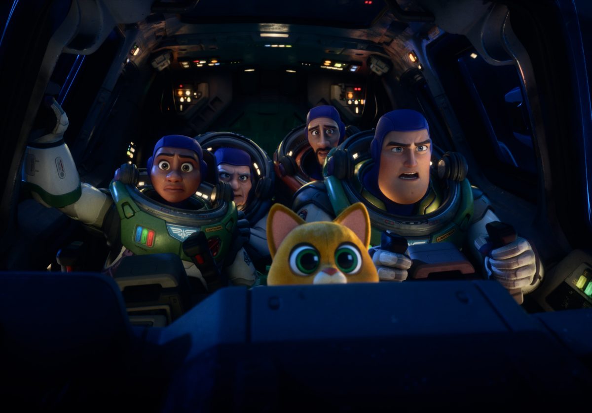 'Lightyear' Izzy Hawthorne (Keke Palmer), Darby Steel (Dale Soules), SOX (Peter Sohn), Mo Morrison (Taika Waititi), Buzz Lightyear (Chris Evans) portant des uniformes de gardes de l'espace et semblant déterminés à l'intérieur du cockpit d'un espace jet