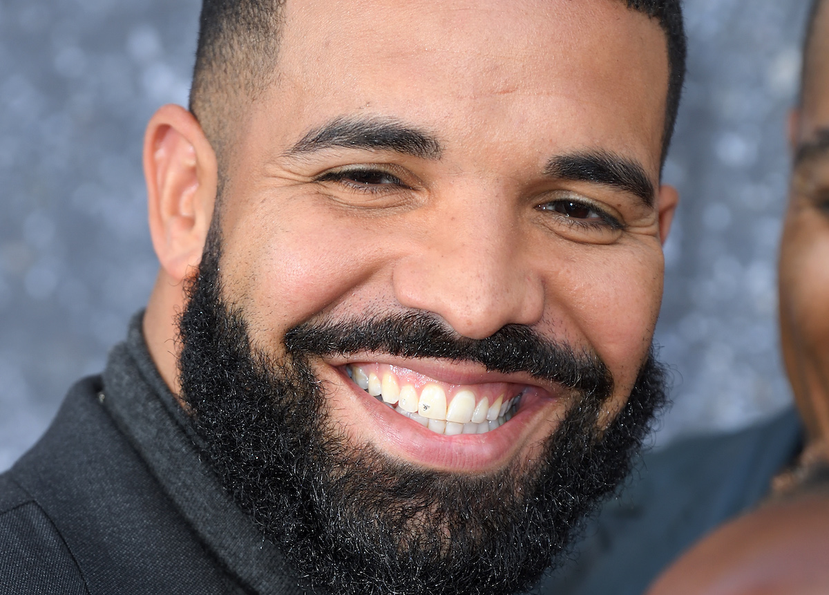 Drake souriant