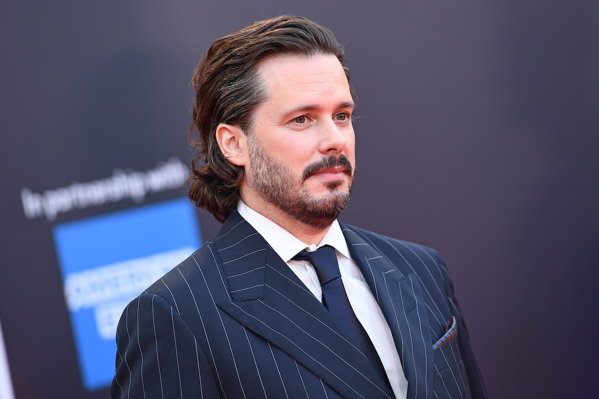 Edgar Wright devant un fond bleu foncé