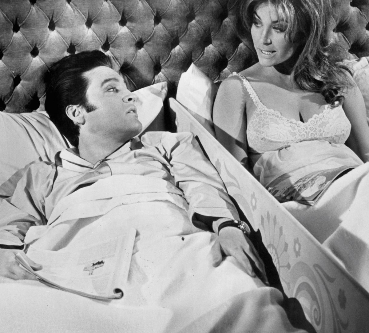 Elvis Presley au lit avec Michele Carey