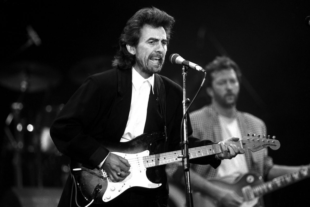 George Harrison jouant de la guitare électrique au Prince's Trust Concert en 1987.