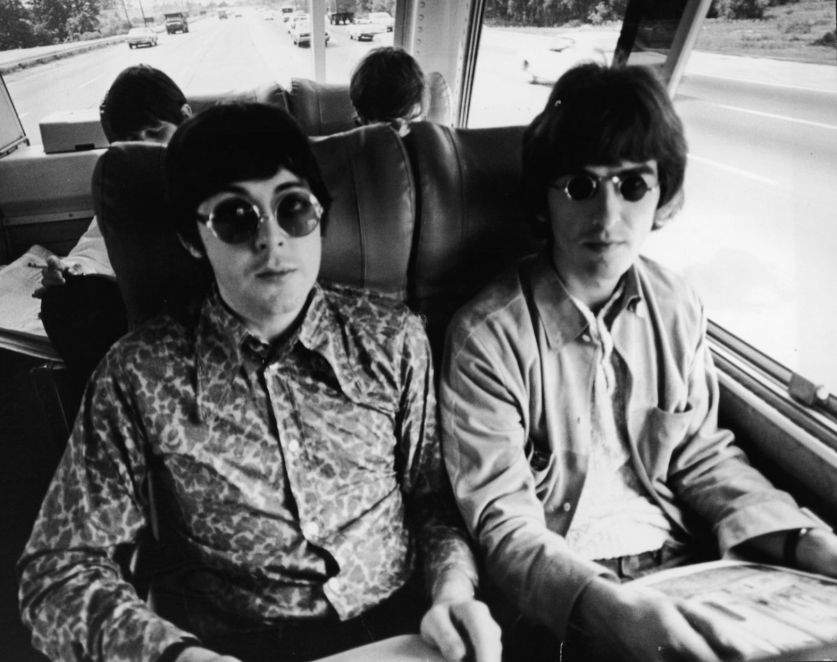 Paul McCartney et George Harrison dans un bus de tournée faisant le tour de l'Amérique en 1966.