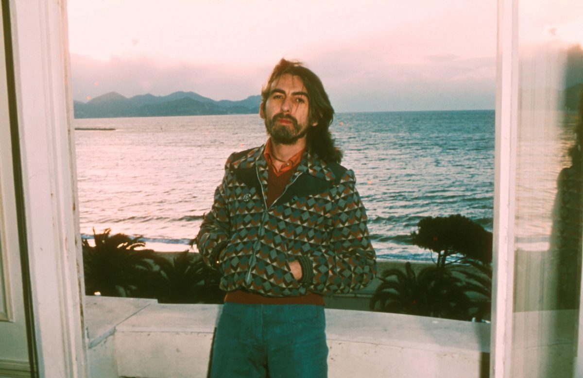 George Harrison devant la plage de Cannes, France, 1976.