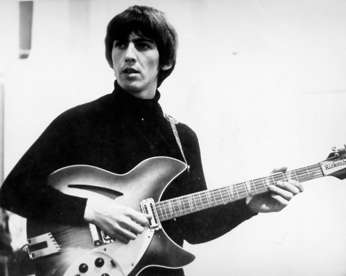 George Harrison jouant des chansons sur une guitare