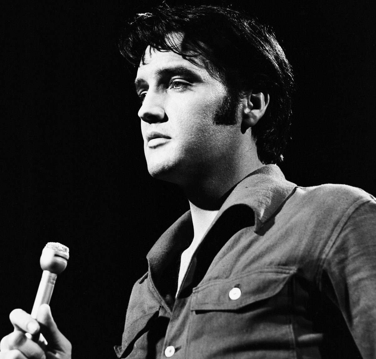 Elvis Presley chantant des chansons dans un microphone