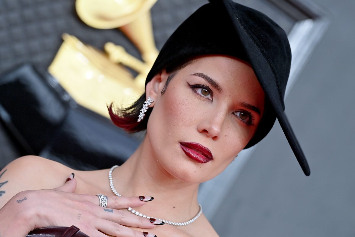 Halsey assiste à la 64e cérémonie des GRAMMY Awards