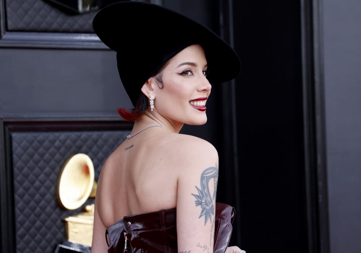 Halsey assiste aux Grammy Awards 2022
