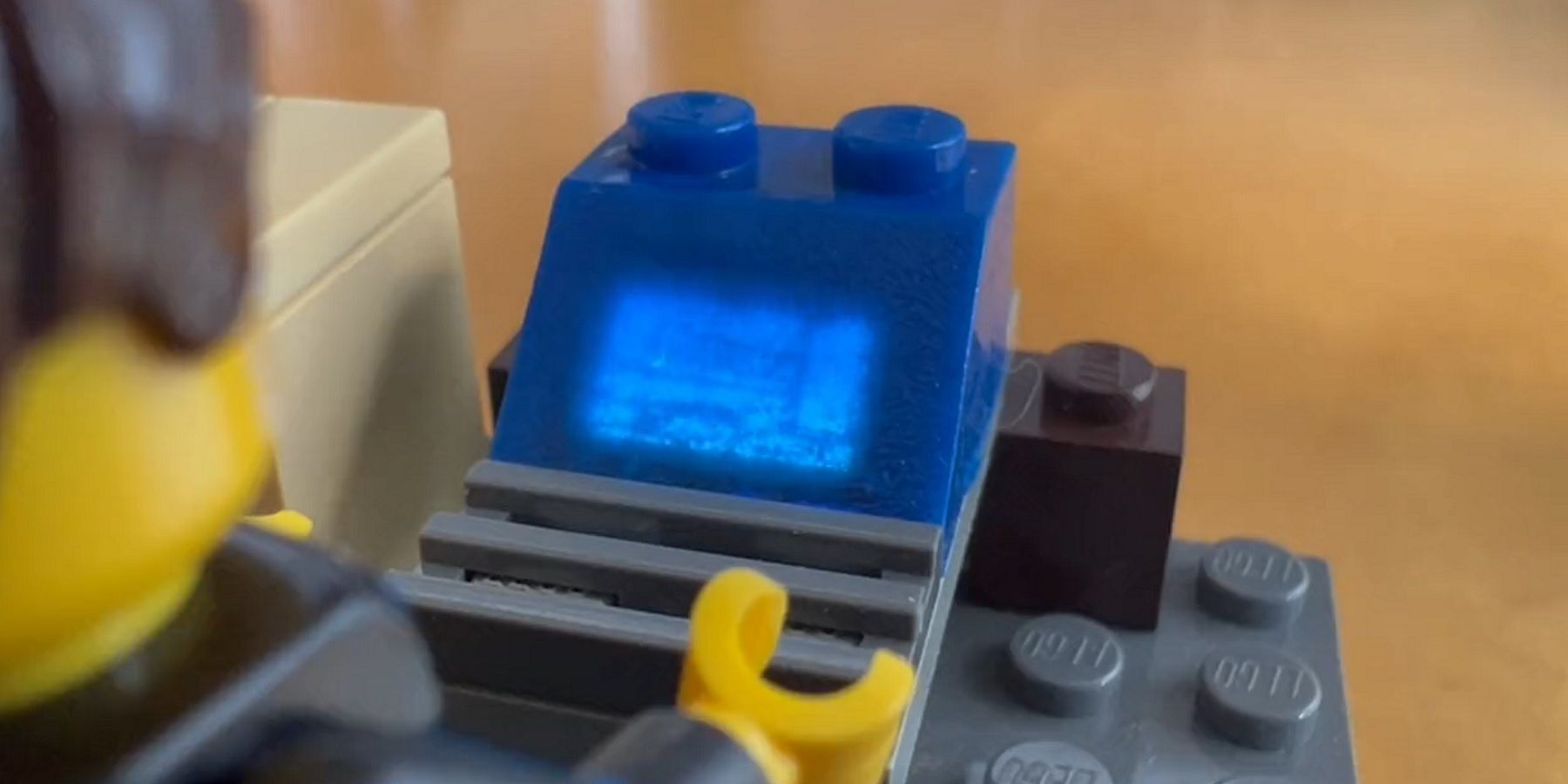 Image en gros plan d'une brique LEGO qui montre une version floue de Doom.