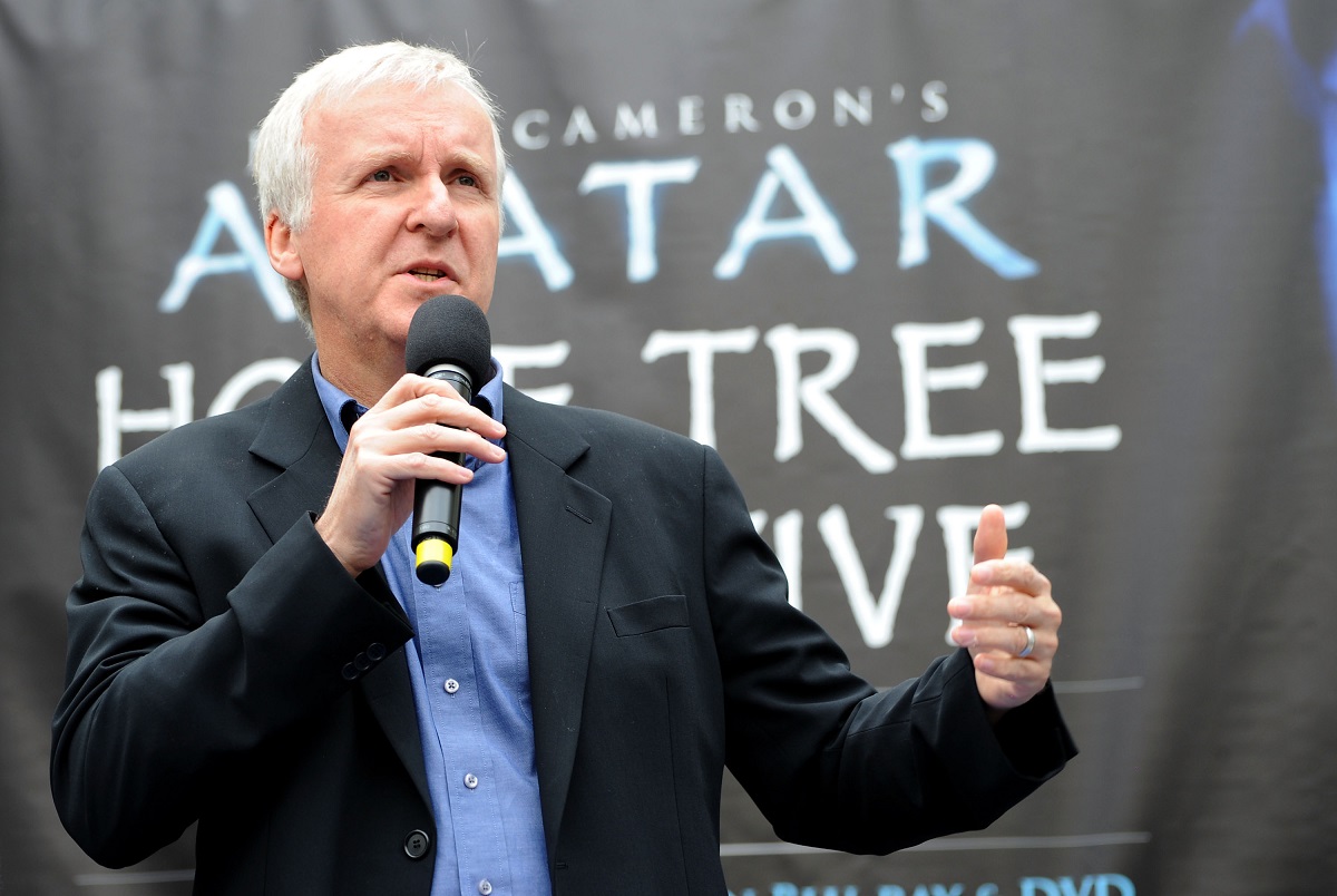 James Cameron parlant dans un microphone.