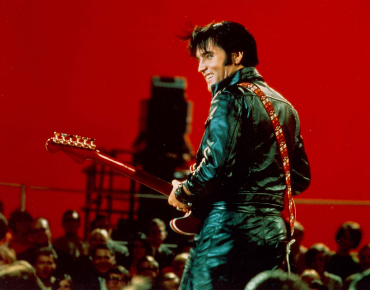 Le chanteur de "Heartbreak Hotel" Elvis Presley dans une veste en cuir