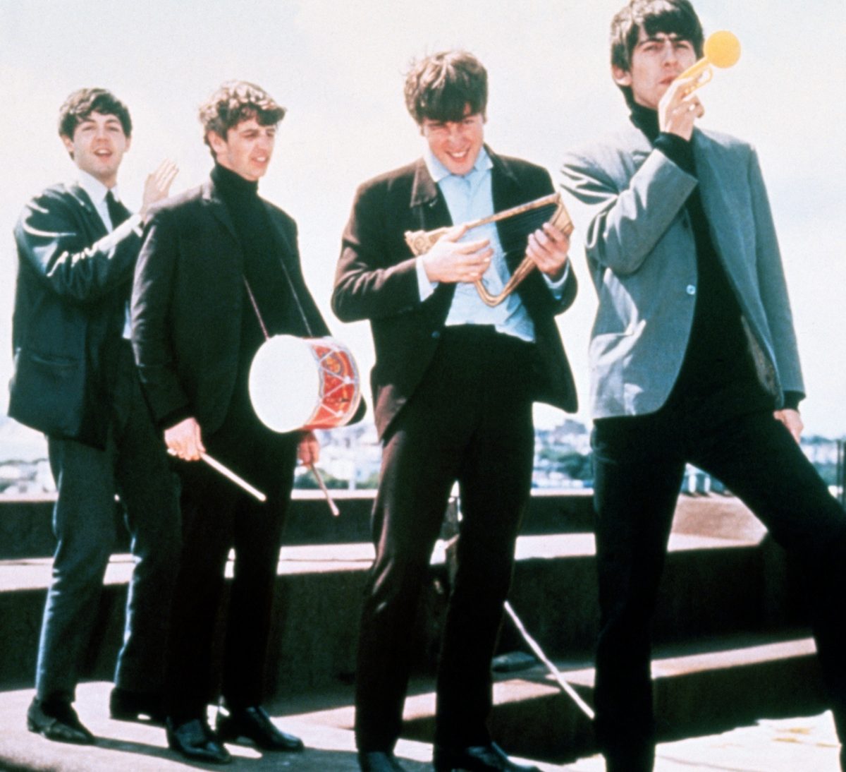 Paul McCartney, Ringo Starr, John Lennon et George Harrison des Beatles sur un toit