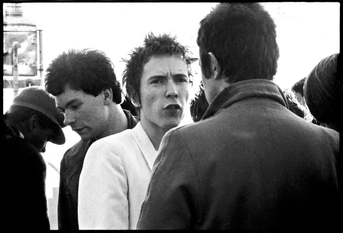 Johnny Rotten naviguant avec les Sex Pistols et ses amis sur le Queen Elizabeth le long de la Tamise en 1977.