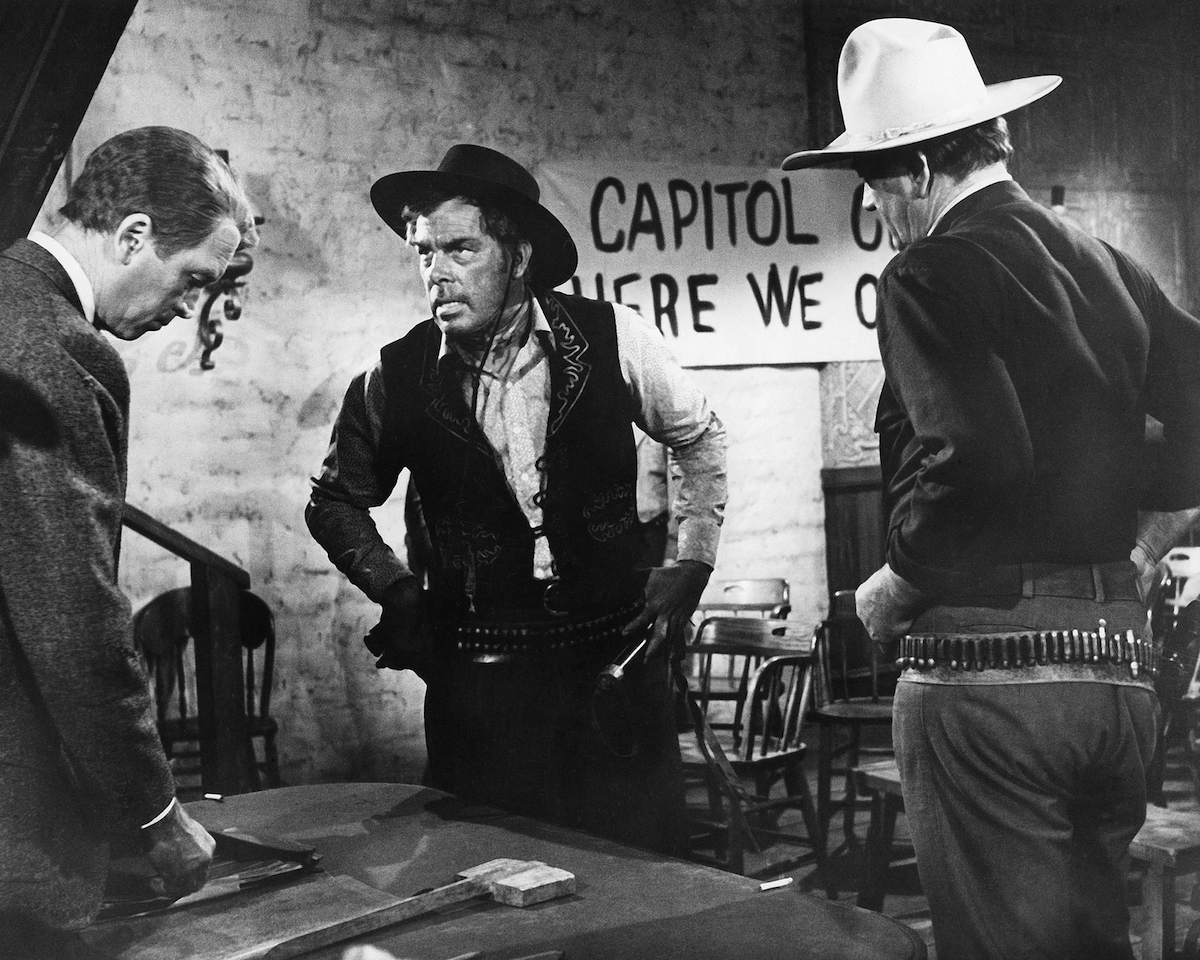 Lee Marvin menace John Wayne et Jimmy Stewart dans 'The Man Who Shot Liberty Valance' qui, selon Marvin, ruinerait la carrière de Wayne
