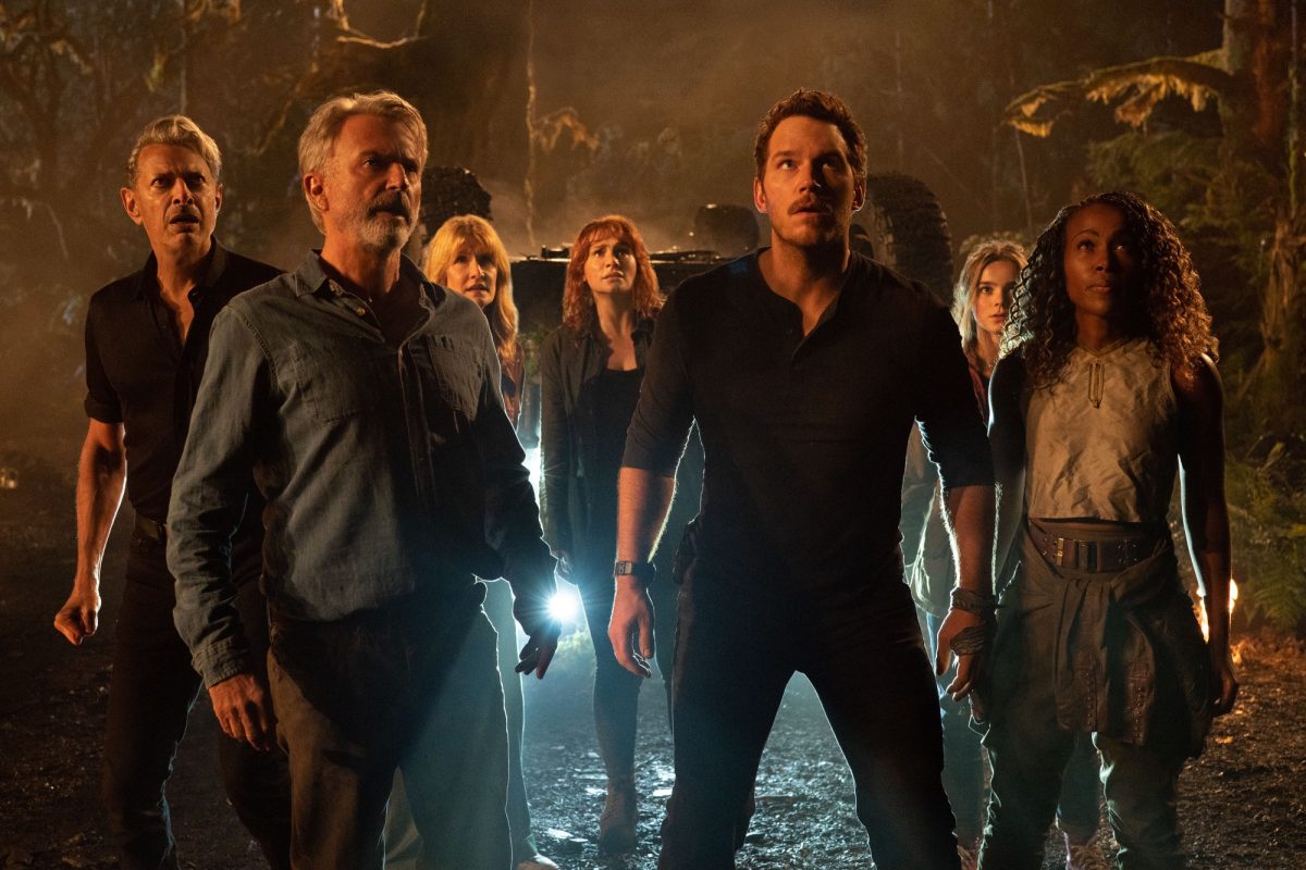'Jurassic World Dominion' Jeff Goldblum dans le rôle du Dr Ian Malcolm, Sam Neill dans le rôle du Dr Alan Grant, Laura Dern dans le rôle du Dr Ellie Sattler, Chris Pratt dans le rôle d'Owen Grady, Isabella Sermon dans le rôle de Maisie Lockwood et DeWanda Wise dans le rôle de Kayla Watts l'air choqué avec une voiture renversée derrière eux