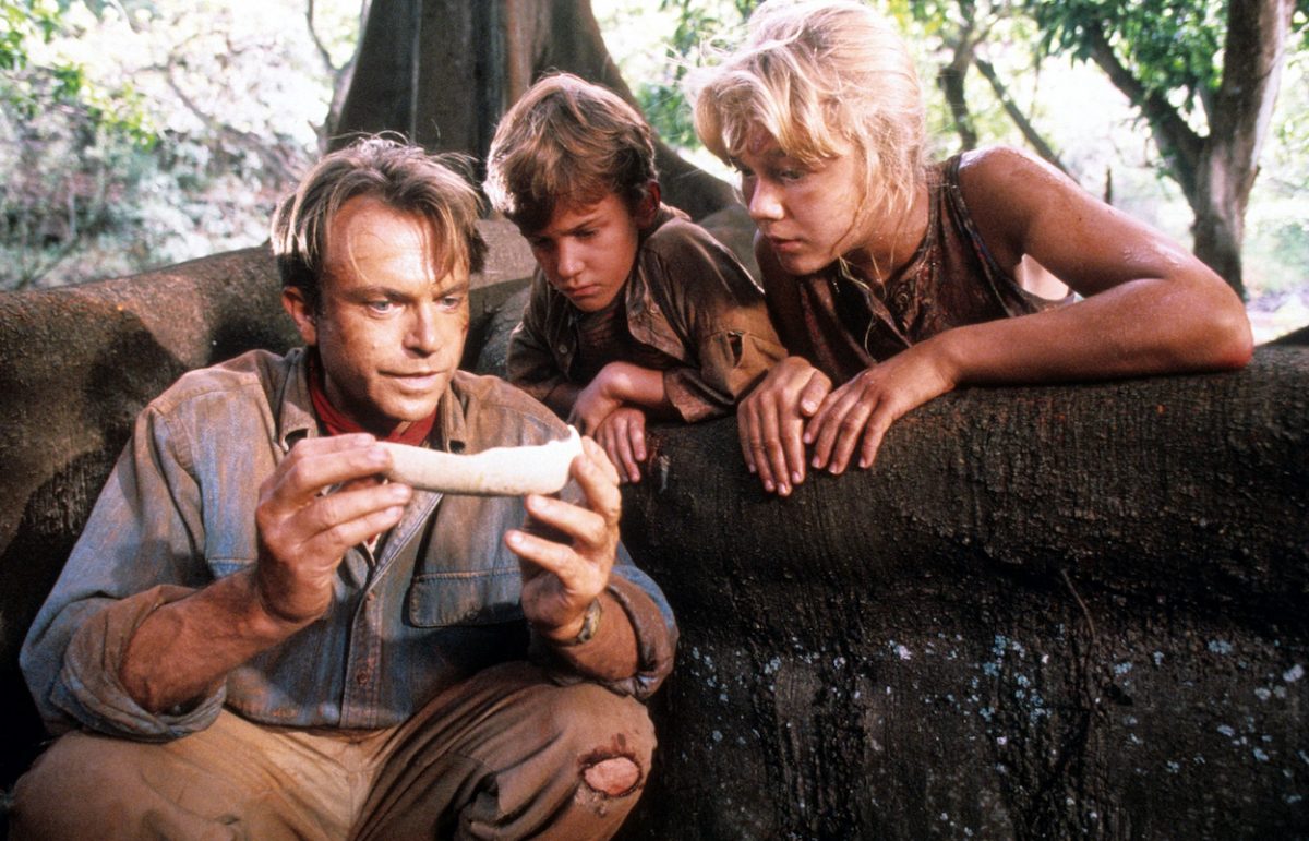 Sam Neill (de gauche à droite), Joseph Mazzello et Ariana Richards dans 