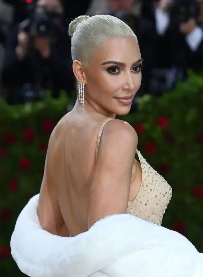 Kardashian dans la robe sacrée.  Crédit : Doug Peters / Alamy Banque D'Images