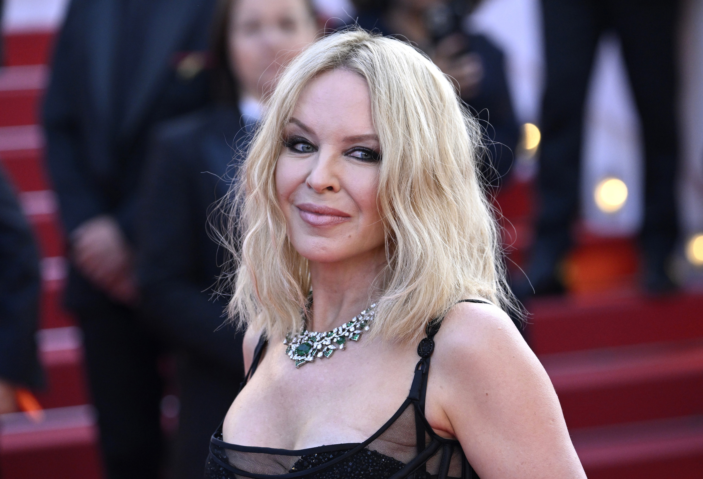 Kylie Minogue, qui a eu une bataille juridique avec Kylie Jenner, posant pour une photo