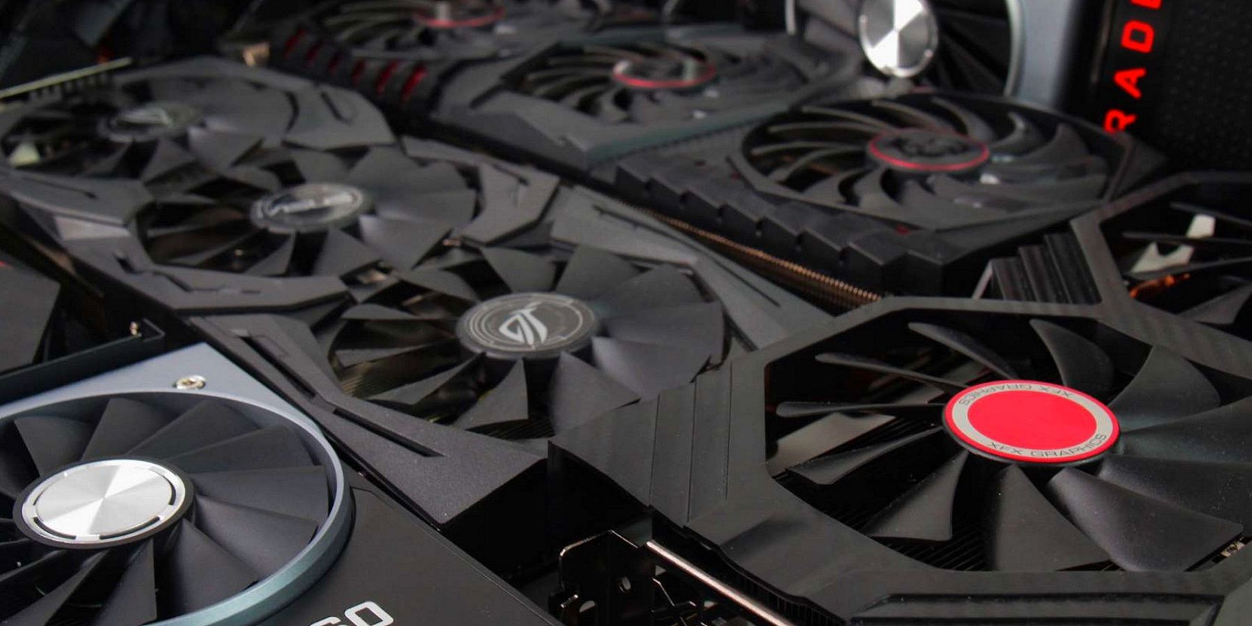 Une photo montrant une série de cartes graphiques AMD et Nvidia.