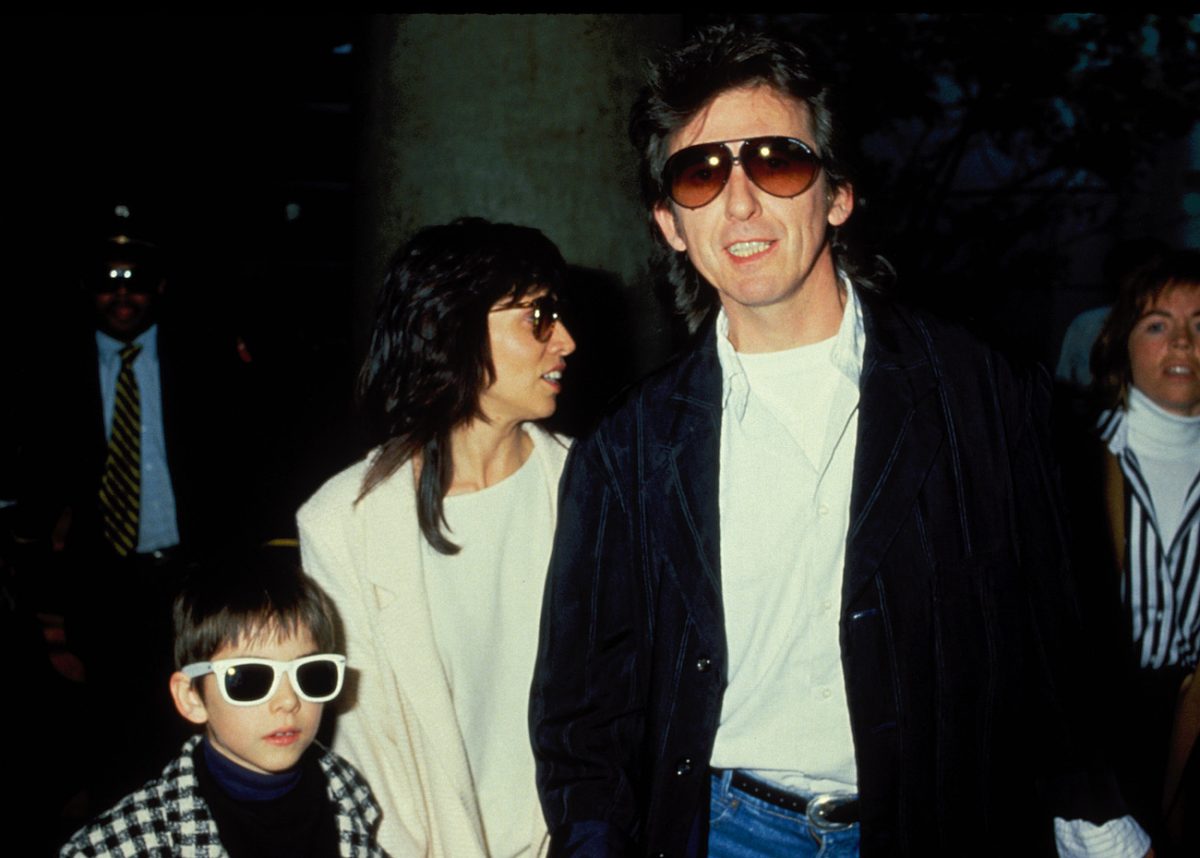 George Harrison avec sa femme, Olivia, et leur fils Dhani à l'aéroport de LAX en 1988.