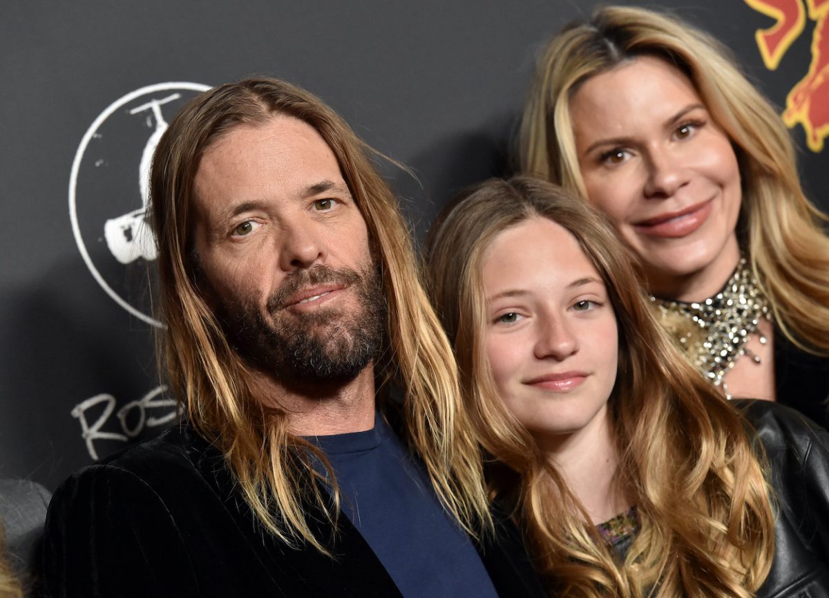 Taylor Hawkins, Annabelle Hawkins et Alison Hawkins assistent à la première de 'Studio 666' à Los Angeles en février 2022. Alison Hawkins, l'épouse de Taylor Hawkins, a publié une déclaration sincère aux fans de Foo Fighters après sa mort.