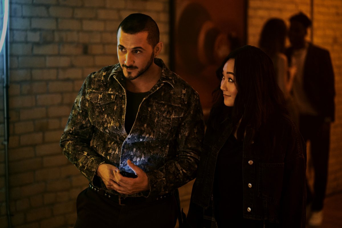 Tomer Capone et Karen Fukuhar dans la scène d'ouverture de la saison 3 de 