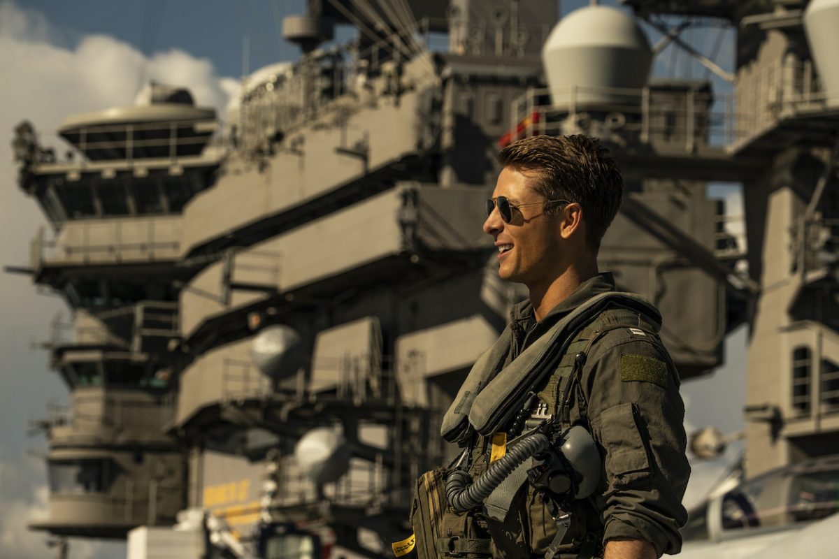 Glen Powell dans le rôle du « Pendu » dans « Top Gun : Maverick ». Powell a tweeté un message amusant et de bonne humeur peu de temps après avoir perdu le rôle de