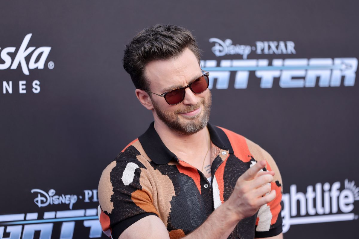 Chris Evans assiste à la première du film Disney et Pixar Lightyear au El Capitan Theatre