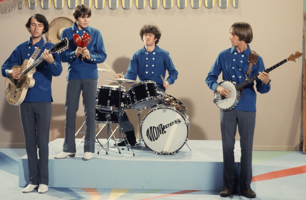 Mike Nesmith, Davy Jones, Micky Dolenz et Peter Tork des Monkees portent du bleu