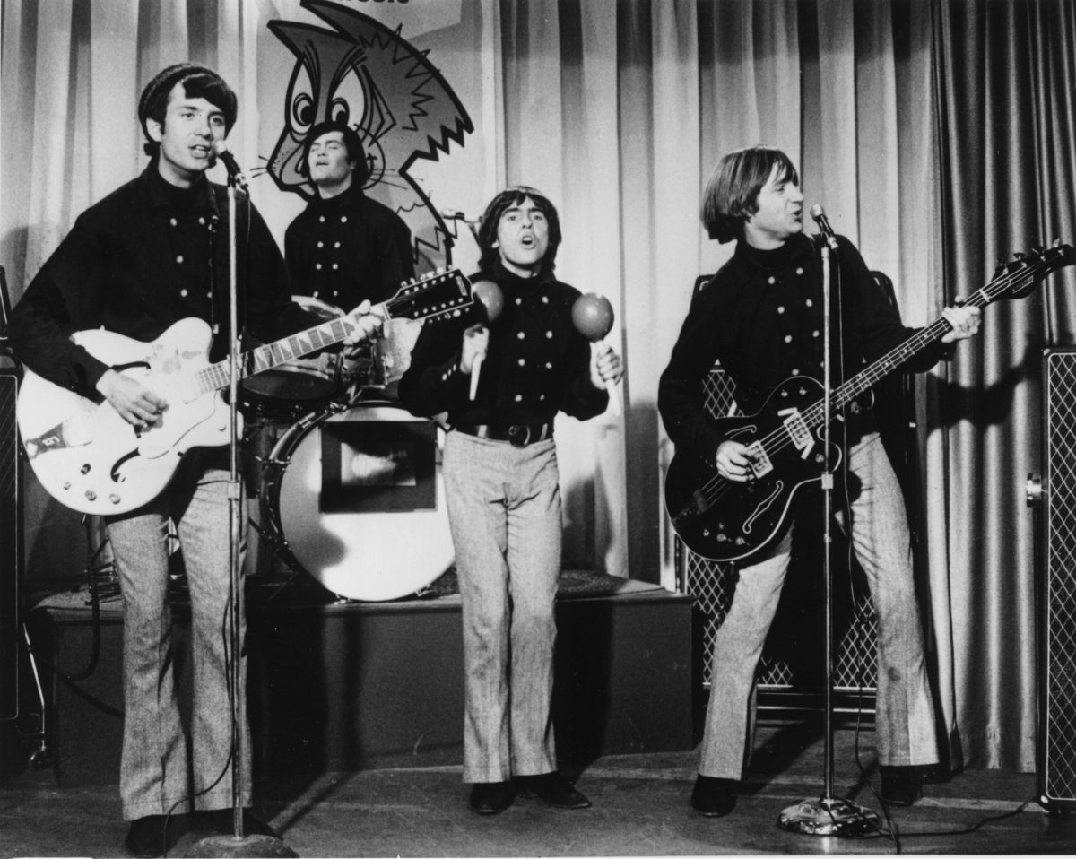 Mike Nesmith, Micky Dolenz, Davy Jones et Peter Tork des Monkees payant des chansons sur scène