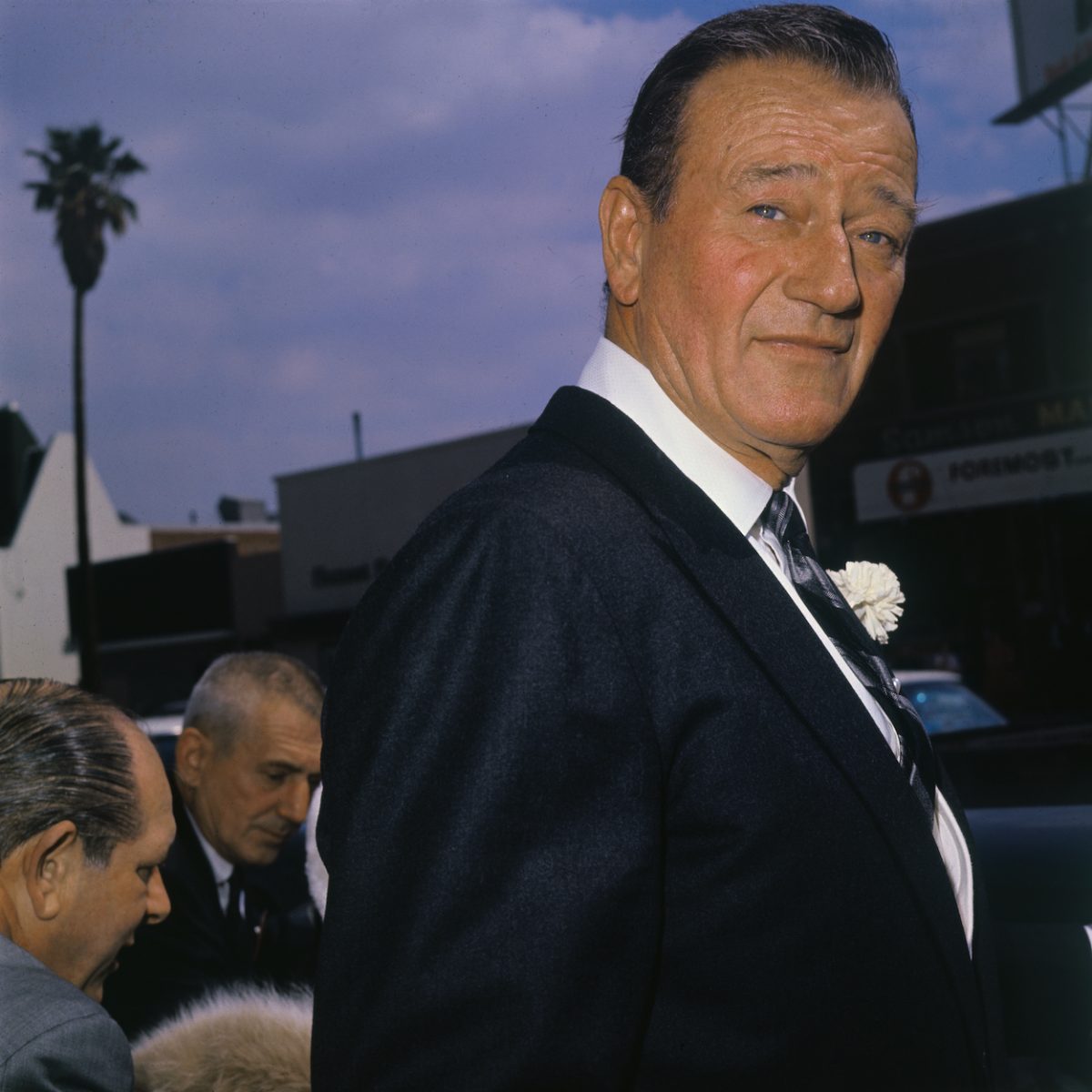 John Wayne le jour du mariage de sa fille.  Le duc a fait une apparition vocale dans 