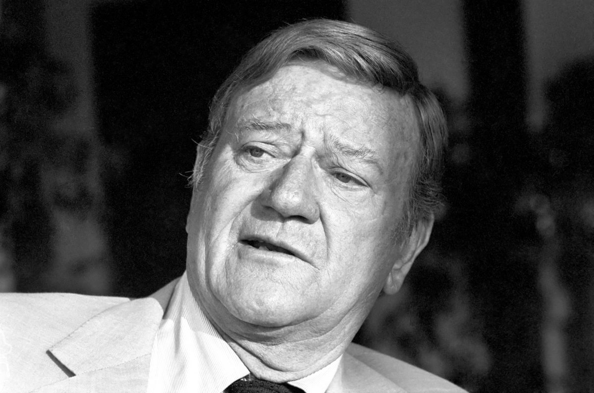 La star de cinéma John Wayne sur une photo en noir et blanc portant un costume