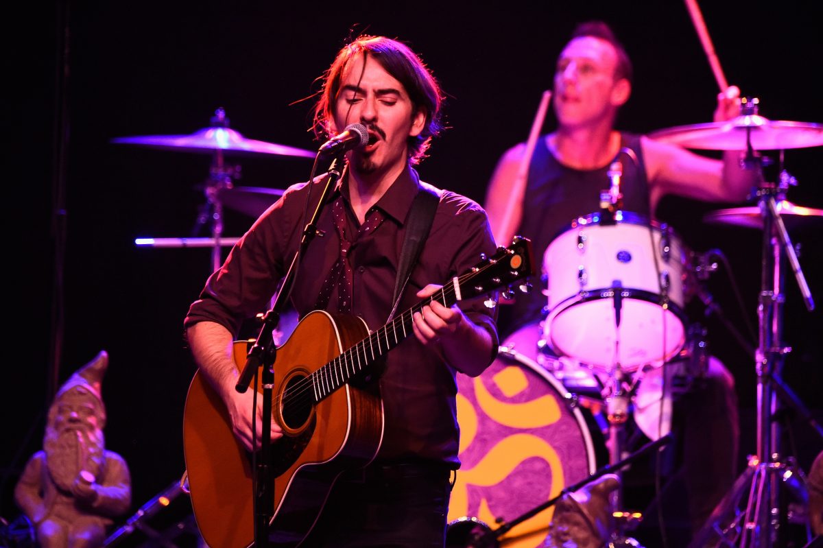 Le fils de George Harrison, Dhani Harrison, jouant des chansons sur une guitare