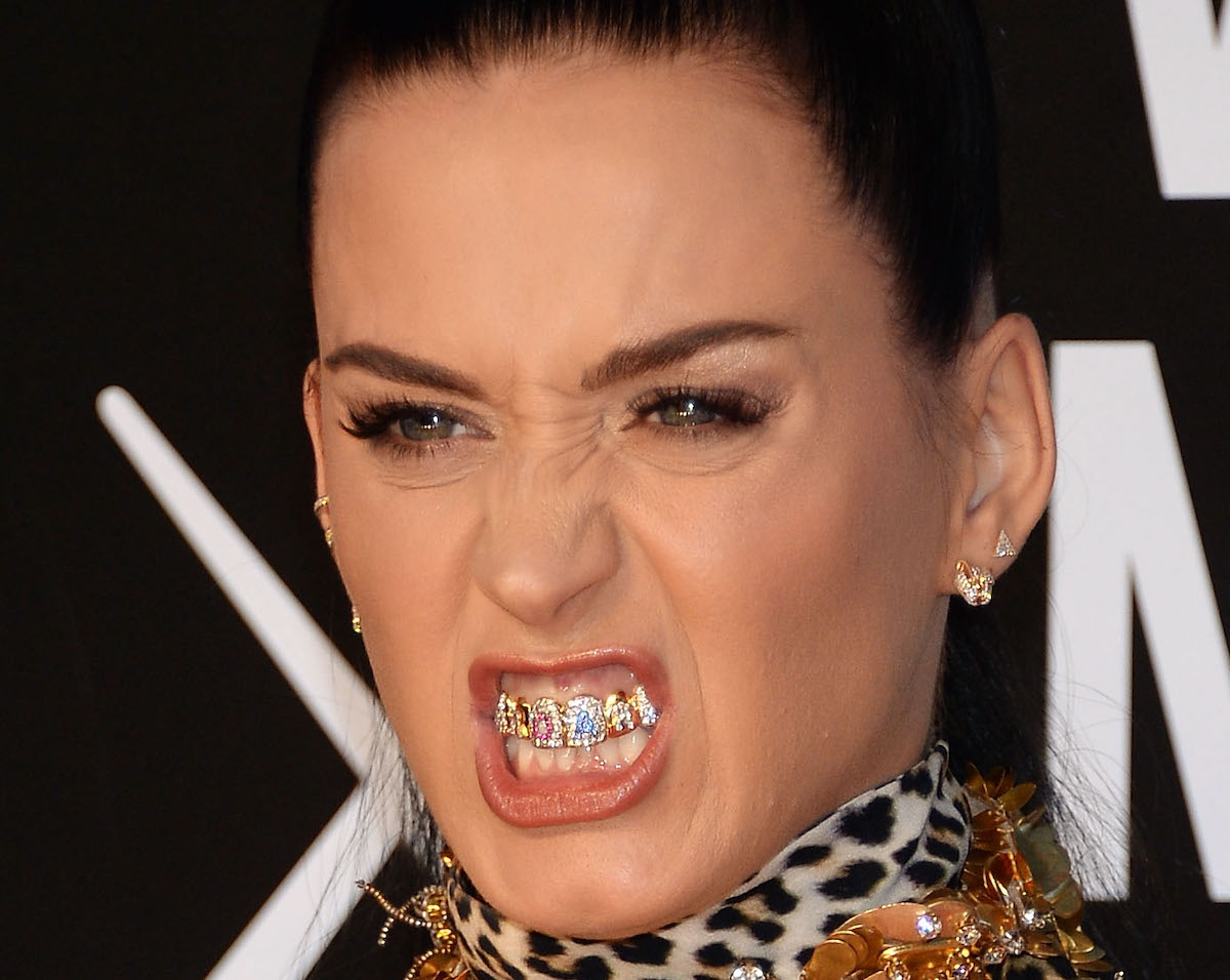Katy Perry fait griller les dents du clip de Dark Horse