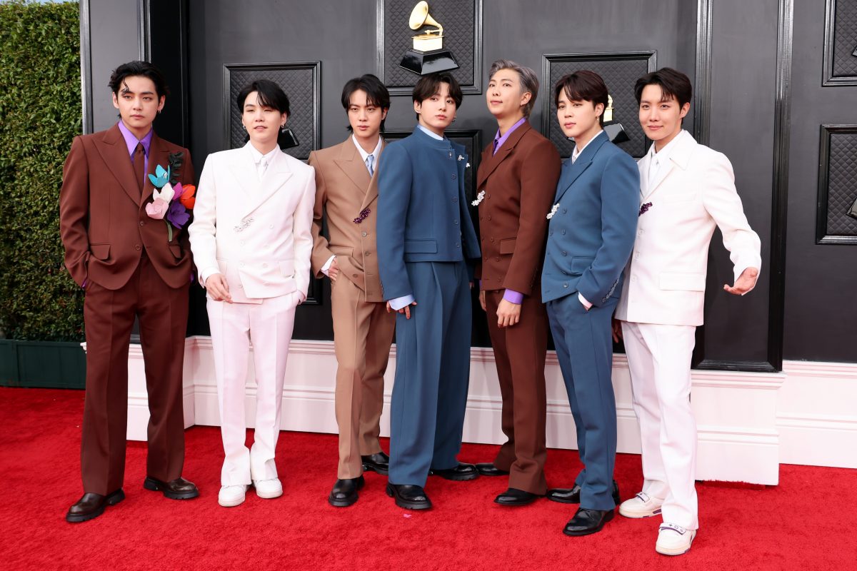 V, Suga, Jin, Jungkook, RM, Jimin et J-Hope de BTS assistent aux Grammy Awards 2022